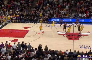 VIDEO | ¡Con este triple de media cancha! Chicago Bulls vence en el último segundo a los Lakers de LeBron y Doncic