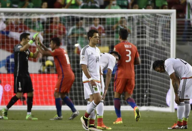 Chicharito Hernández pidió clemencia a Claudio Bravo durante el 7-0 de Chile a México en la Copa América Centenario.