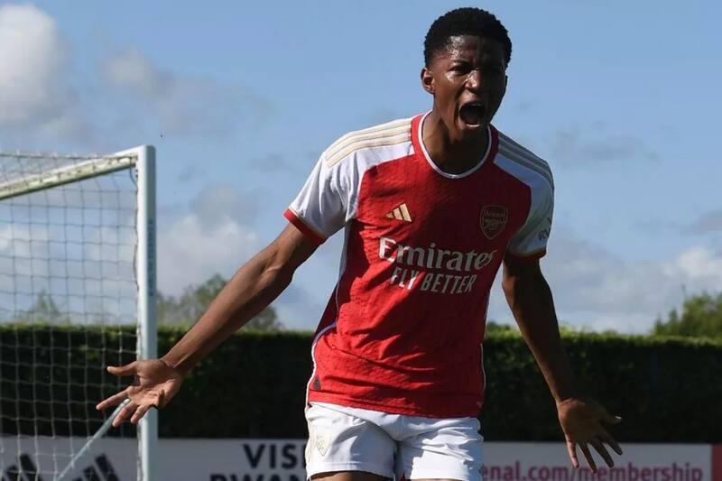 Chido Obi-Martin con la camiseta del Arsenal U18