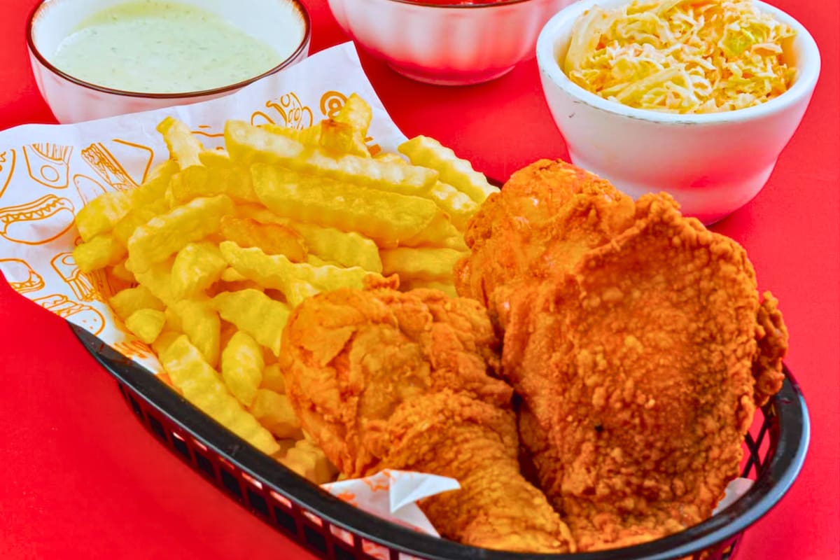 El local ofrece de todo: desde pizzas hasta el pollo más crujiente. Foto: Chikzzas en Instagram.
