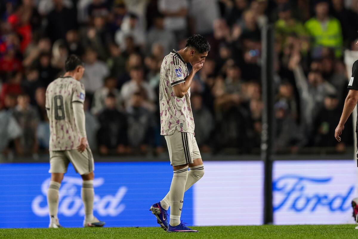 Horrorosa actuación de La Roja ante los All Whites. En la imagen, Darío Osorio tras ser expulsado a los 28'. Foto: Agencia Aton.