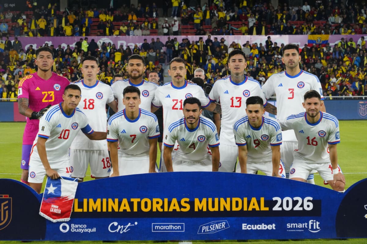 La formación titular de Chile en Quito (Foto: Photosport)
