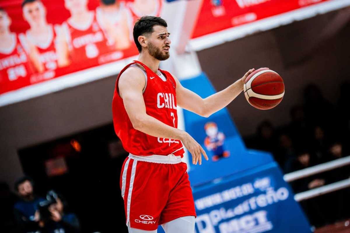 La Roja cestera cayó ante Brasil en su primer partido por las Clasificatorias rumbo al Mundial. Foto: @chilefeba