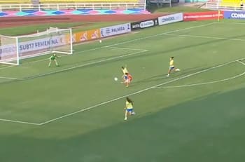 Catalina Muñoz mantiene viva la ilusión de Chile: le marcó este golazo a Brasil por el Sudamericano