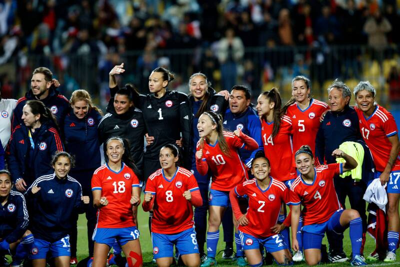 Christiane Endler (1), Antonia Canales (a su izquierda), Karen Araya (8) y Camila Sáez (18) en los festejos de La Roja Femenina después del triunfo sobre Estados Unidos en Semifinales. (Foto: Photosport)