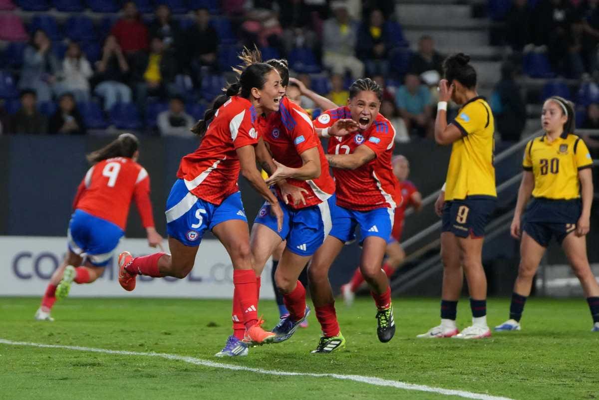 La Roja venció por 2-1 a Ecuador y quedó cerca de clasificar.