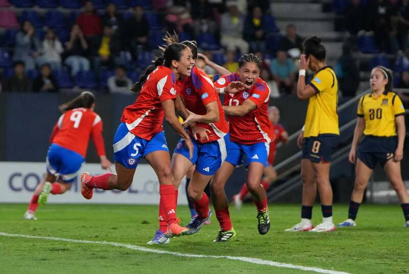 La Roja venció por 2-1 a Ecuador y quedó cerca de clasificar.