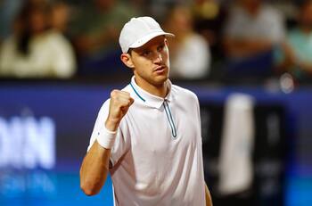 Nicolás Jarry tuvo un debut triunfal en el Chile Open y avanzó a los cuartos de final