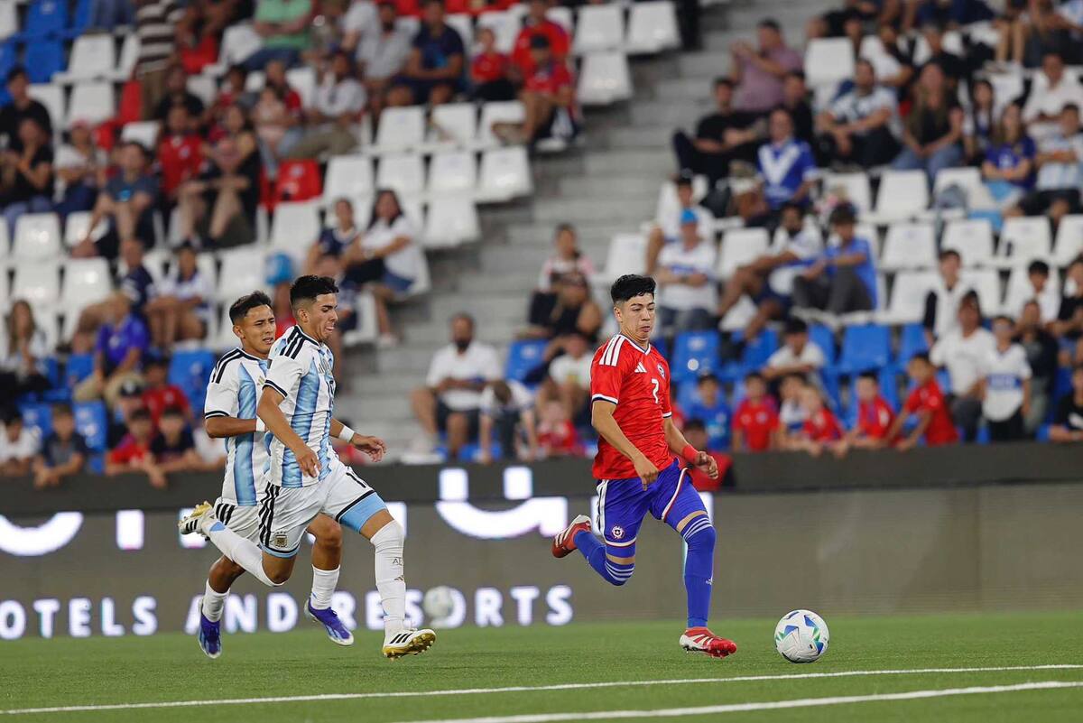 En el primer partido del torneo cayó por 4-1 con los argentinos. Foto: @LaRoja en X