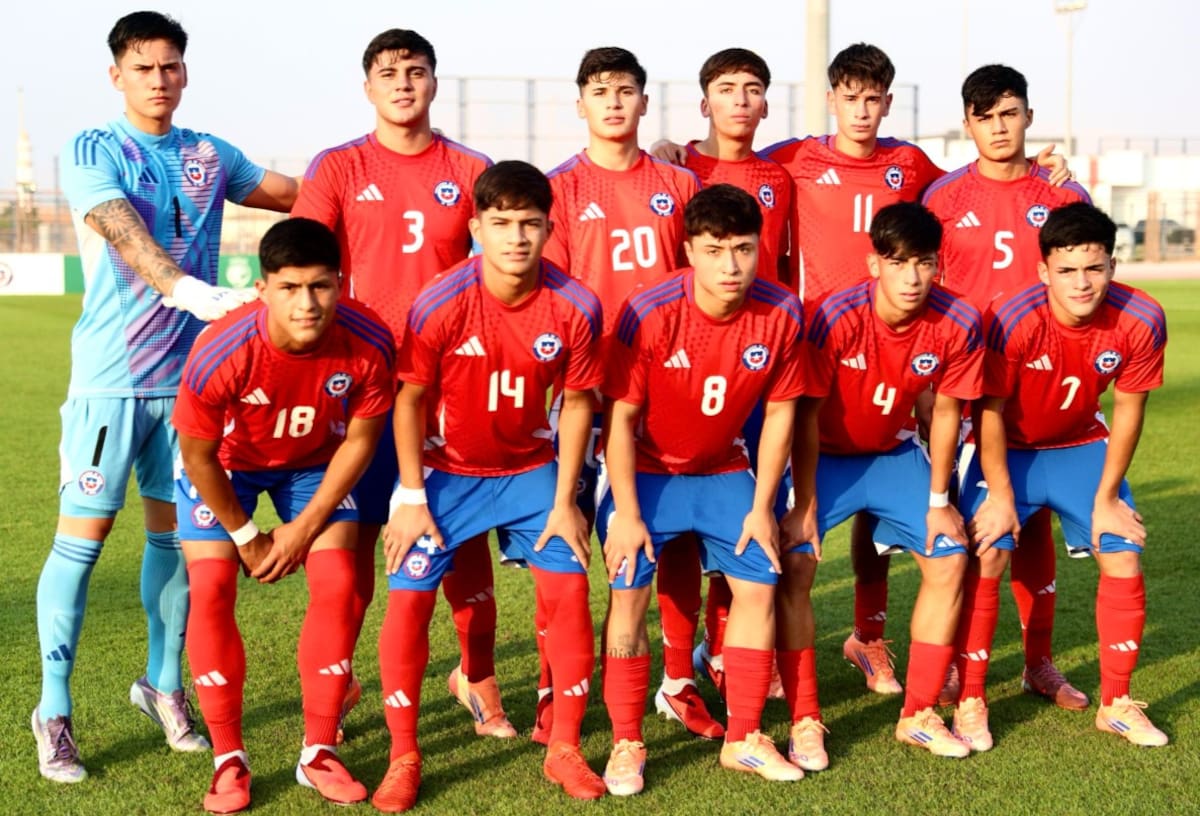 La última formación de La Rojita antes del debut mundialista. De izq a der.: Vicente Villegas, Bruno Torres (C), Martín Jiménez, Francisco Daza, Antonio Riquelme y Alonso Olguín; abajo: Amaro Pérez, Cristian Díaz, Matías Paris, Matías Orellana e Ian Alegría.