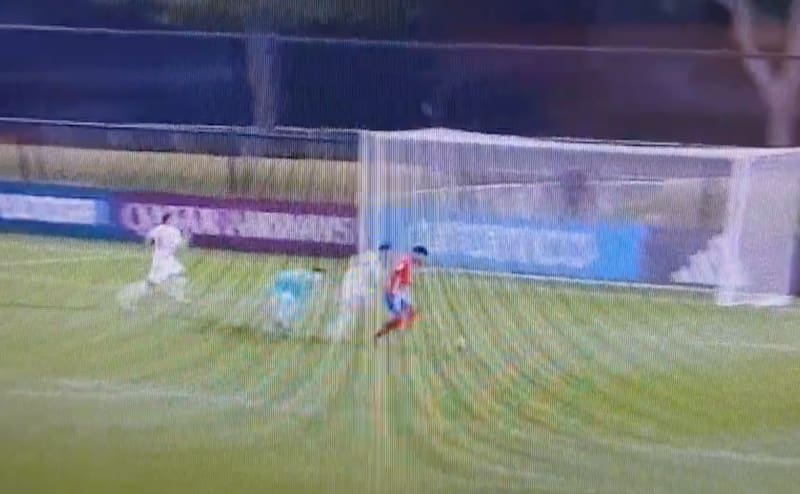 El increíble gol que desperdició el atacante Amaro Pérez. Foto: Captura.