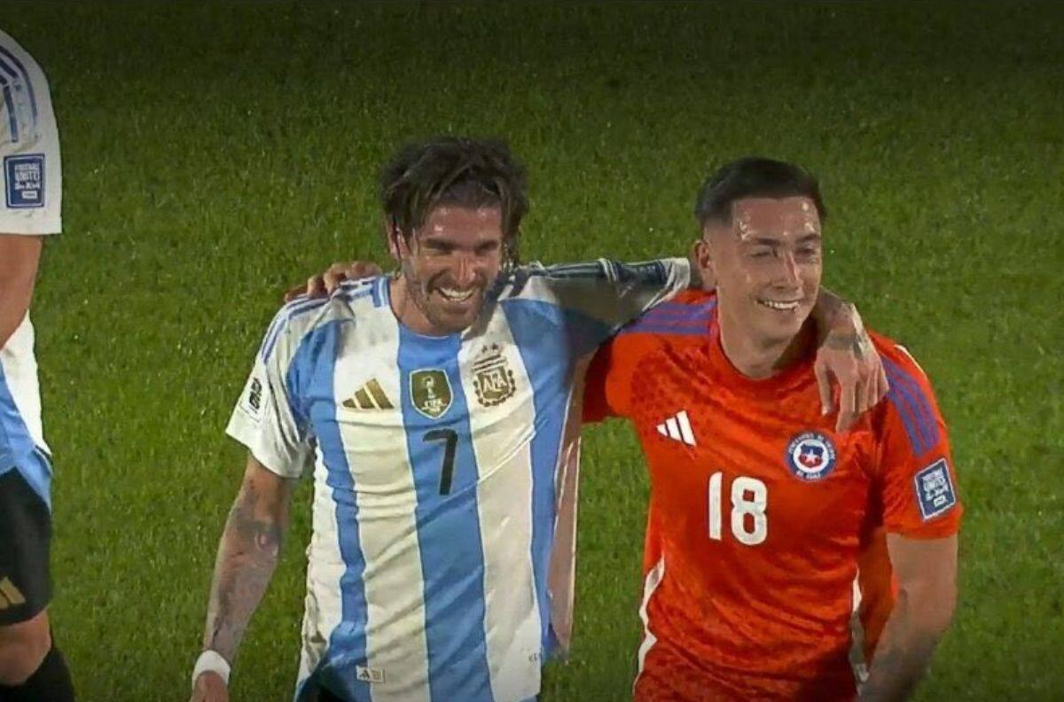Jugador de Chile terminó el primer tiempo muerto de la risa y abrazado con figura de Argentina