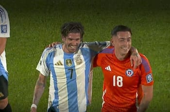 Jugador de Chile terminó el primer tiempo muerto de la risa y abrazado con figura de Argentina