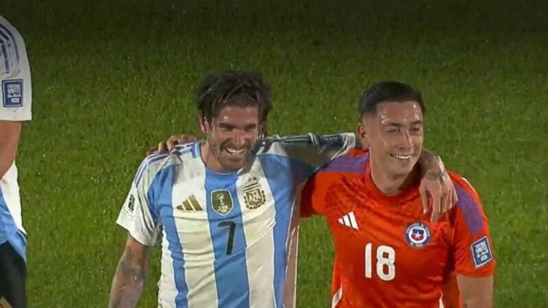 Jugador de Chile terminó el primer tiempo muerto de la risa y abrazado con figura de Argentina