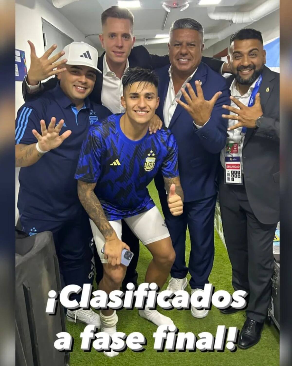 El burlesco gesto del presidente de la AFA tras el 5-0 de Argentina sobre Chile.