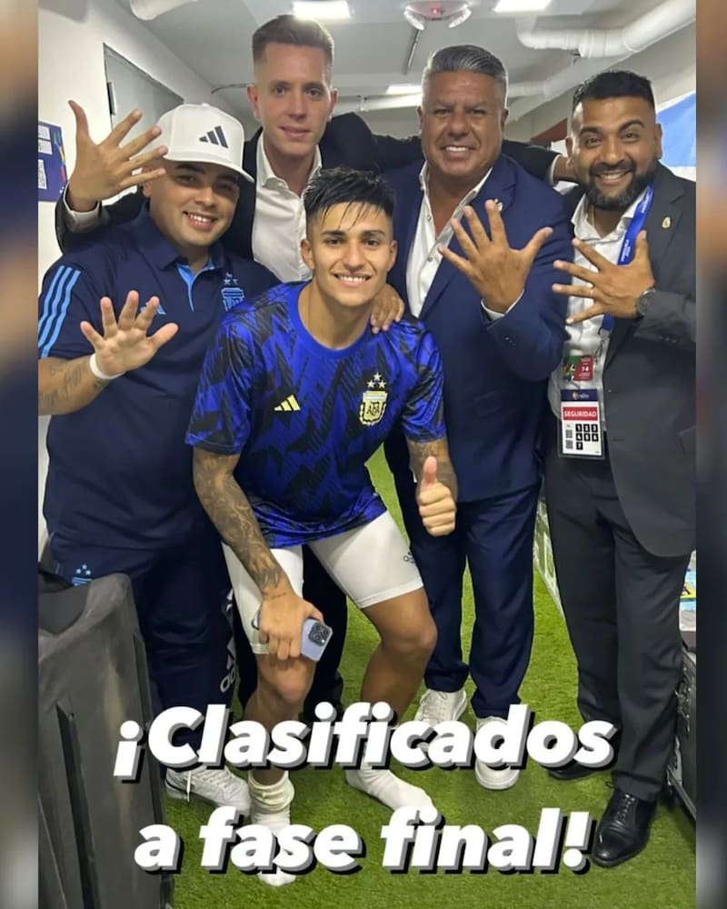 El burlesco gesto del presidente de la AFA tras el 5-0 de Argentina sobre Chile.