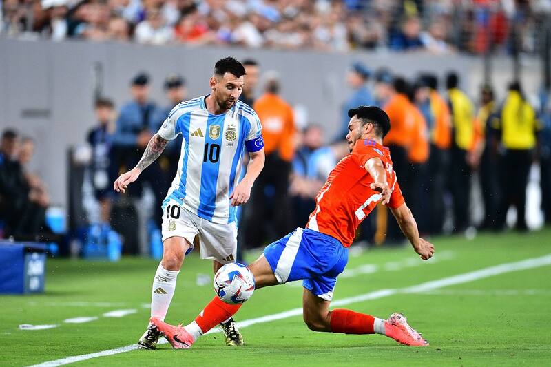 Gabriel Suazo marcando a Messi en Copa América. Foto: Aton