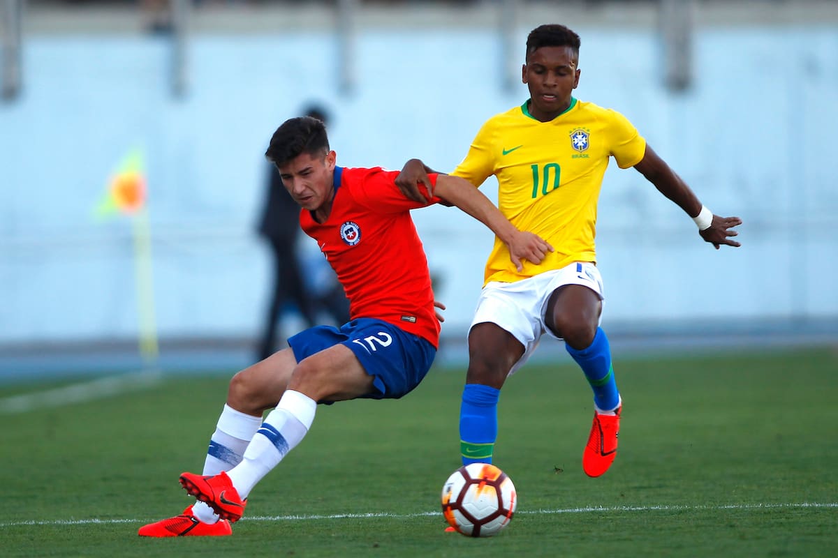 El jugador de Chile Nicolas Fernandez, izquierda, disputa el balón contra Rodrygo de Brasil.