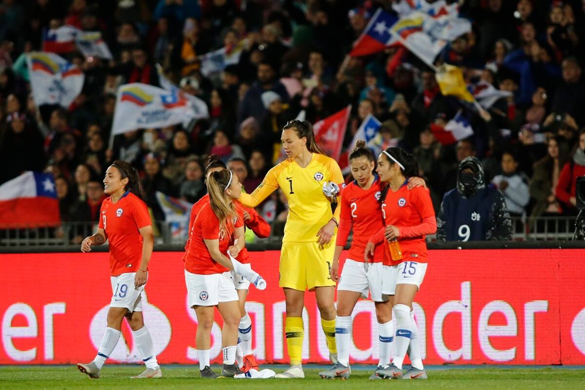 Futbol, Chile vs Colombia.
Partido amistoso 2019.
Las jugadoras de Chile se despiden al final del partido contra Colombia preparatorio para el Mundial Femenino Francia 2019 en el estadio Nacional.
Santiago, Chile.
19/05/2019
Marcelo Hernandez/Photosport
Football, Chile vs Colombia.
Friendly match 2019.
Chile's players waves to her fans after the end friendly match preparatory for Women World Cup France 2019 at Nacional stadium in Santiago, Chile.
19/05/2019
Marcelo Hernandez/Photosport
