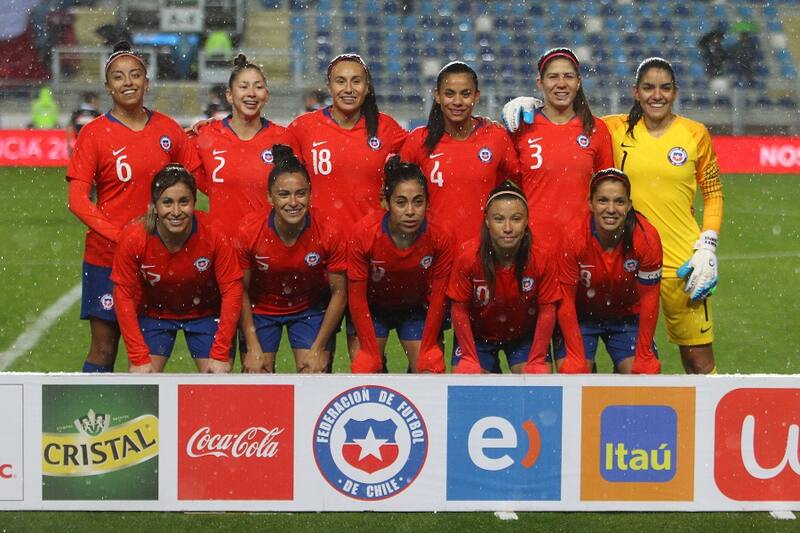 Futbol, Chile vs Costa Rica, amistoso de futbol femenino.
El equipo de Chile posa para los fotografos antes del partido amistoso contra Costa Rica disputado en el estadio Bicentenario El Teniente, Rancagua, Chile.
09/06/2018
Jorge Loyola/Photosport
Football, Chile vs Costa Rica friendly women's soccer
Chile´s team poses for the photographers prior to the friendly match played at the El Teniente stadium in Rancagua, Chile.
09/06/2018
Jorge Loyola/Photosport