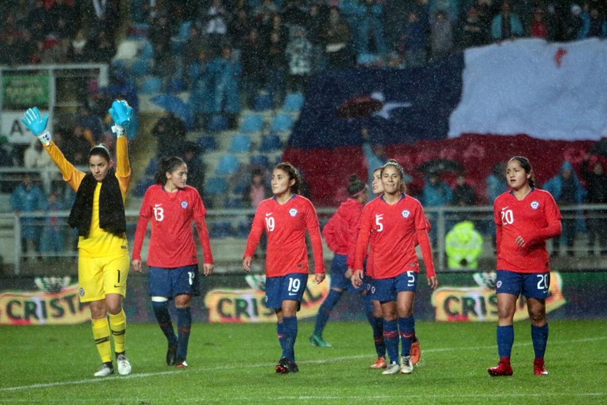 Futbol, Chile vs Costa Rica, amistoso de futbol femenino.
El equipo de Chile deja la cancha despues el partido amistoso contra Costa Rica disputado en el estadio Bicentenario El Teniente.
Rancagua, Chile.
09/06/2018
Jorge Loyola/Photosport
Football, Chile vs Costa Rica friendly women's soccer
Chile´s team leaves the pitch after friendly match played at the El Teniente stadium in Rancagua, Chile.
09/06/2018
Jorge Loyola/Photosport