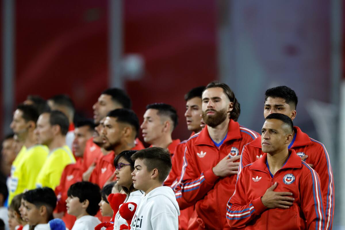 Los jugadores de la seleccion chilena cantan su himno en el estadio Monumental