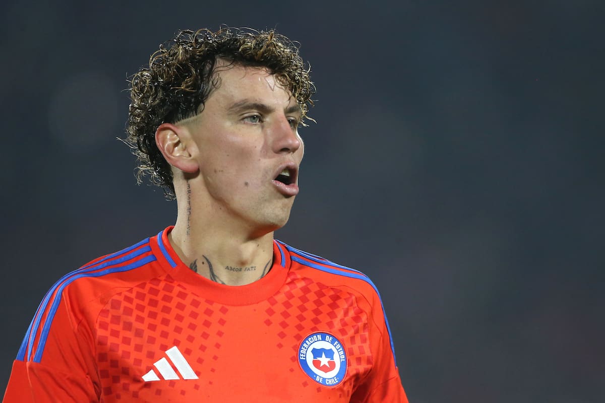 El jugador de Chile, Igor Lichnovsky, es fotografiado durante el partido amistoso contra Paraguay.