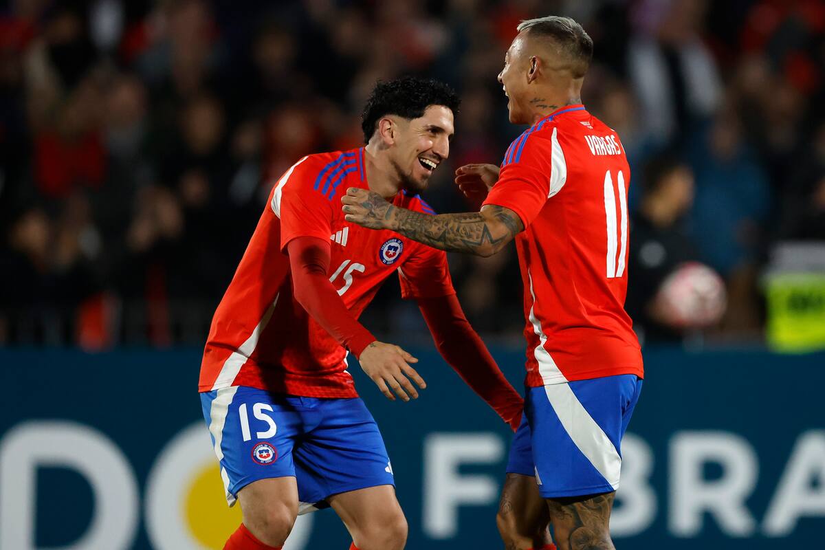 Eduardo Vargas celebra con Diego Valdes.