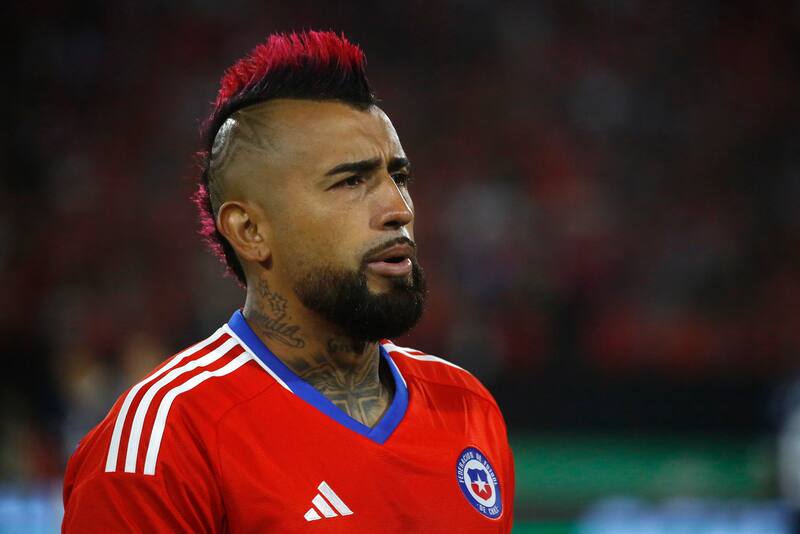 La molestia de Arturo Vidal por la cancha. Foto: Agencia Aton.