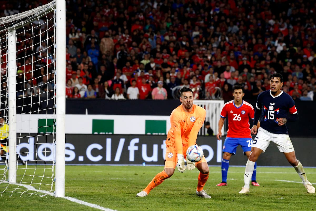 El golero, Antony Silva envía a propia portería el balón tras lanzamiento de esquina de Alexis Sánchez.