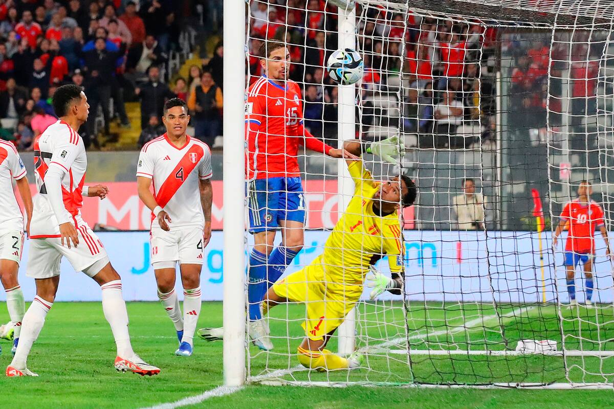 El jugador de la seleccion chilena Diego Valdes marca su gol contra Peru