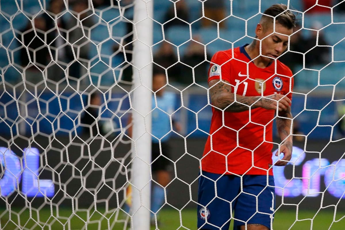 Futbol, Chile vs Peru
Copa America 2019
El jugador de la seleccion chilena Eduardo Vargas se lamenta tras desperdiciar una ocasion de gol contra Peru durante el partido de semifinal de la Copa America disputado en el estadio Arena de Gremio de Porto Alegre, Brasil.
03/07/2019
Andres Pina/Photosport
Football, Chile vs Peru
Copa America Championship 2019
Chile's player Eduardo Vargas reacts after wasting a chance of goal against Peru during the Copa America semifinal match held at the Arena do Gremio stadium in Porto Alegre, Brazil.
03/07/2019
Andres Pina/Photosport