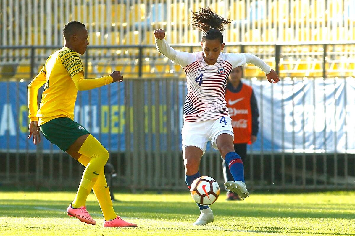 Futbol, Chile vs Sudafrica.
La jugadora de Chile, Francisca Lara, disputa el balon contra Kgaelebane Mohlakoana de Sudafrica durante el partido amistoso en el Estadio Sausalito de Via del Mar, Chile.
06/10/2018
Sebastian CisternasPhotosport******
Football, Chile vs South Africa
Chile player,Francisca Lara, battles for the ball against Kgaelebane Mohlakoana of South Africa during the friendly football match at Sausalito Stadium in Via del Mar , Chile.
06/10/2018
Sebastian Cisternas/Photosport