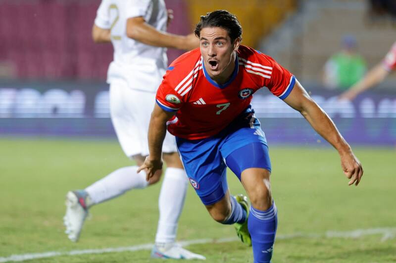 Clemente Montes festeja el gol de la ventaja sobre los charrúas. Foto: Agencia Aton.