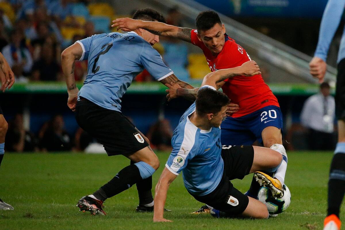 Futbol, Chile vs Uruguay
Copa America 2019
El jugador de la selecciones chilena Charles Aranguiz, disputa el balon con Jose Gimenez de Uruguay durante el partido del grupo C de la Copa America realizado en el estadio Maracana de Rio de Janeiro, Brasil.
24/06/2019
Andres Pina/Photosport
Football, Chile vs Uruguay
Copa America Championship 2019
Chile's player Charles Aranguiz, right, battles for the ball against Jose Gimenez of Uruguay during the group C match of the Copa America Championship held at the Maracana stadium in Rio de Janeiro, Brazil.
24/06/2019
Andres Pina/Photosport
