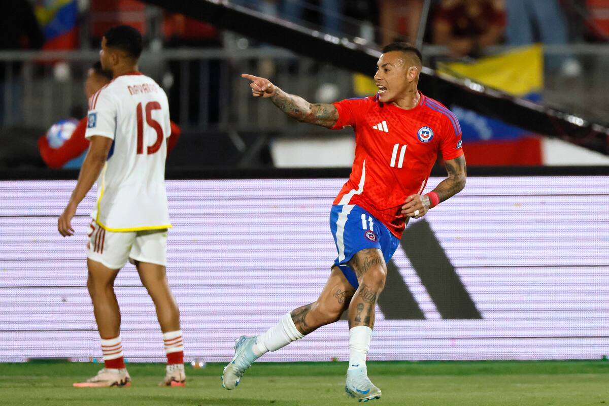 Eduardo Vargas, celebra tras marcar un gol contra Venezuela.