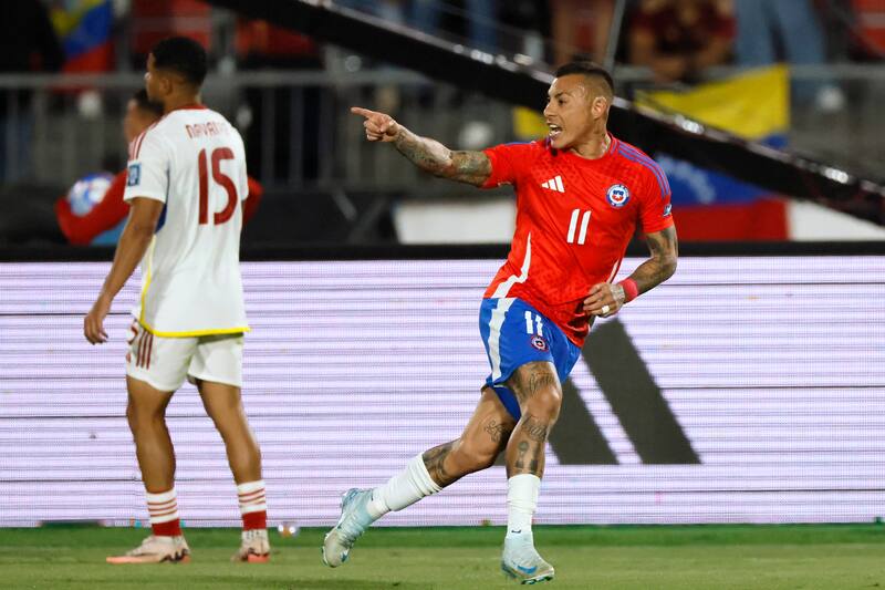 Eduardo Vargas, celebra tras marcar un gol contra Venezuela.