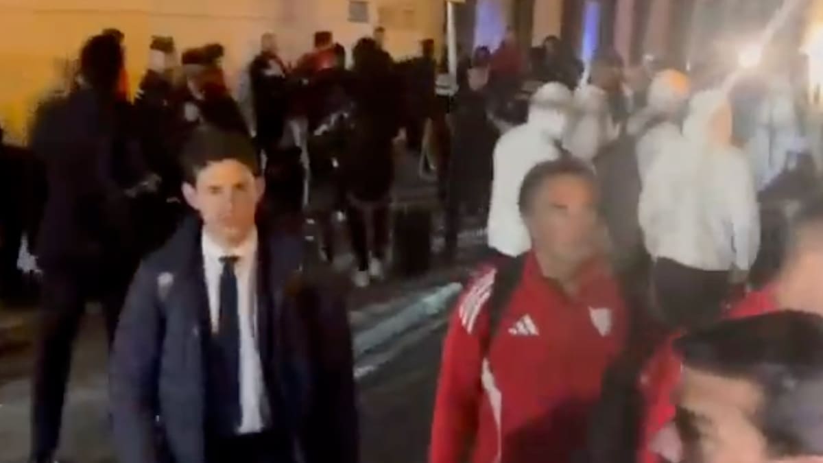 VIDEO | Tensión extrema en el Sevilla de Alexis Sánchez y Gabriel Suazo: “Vergüenza”, “mira a la cara”