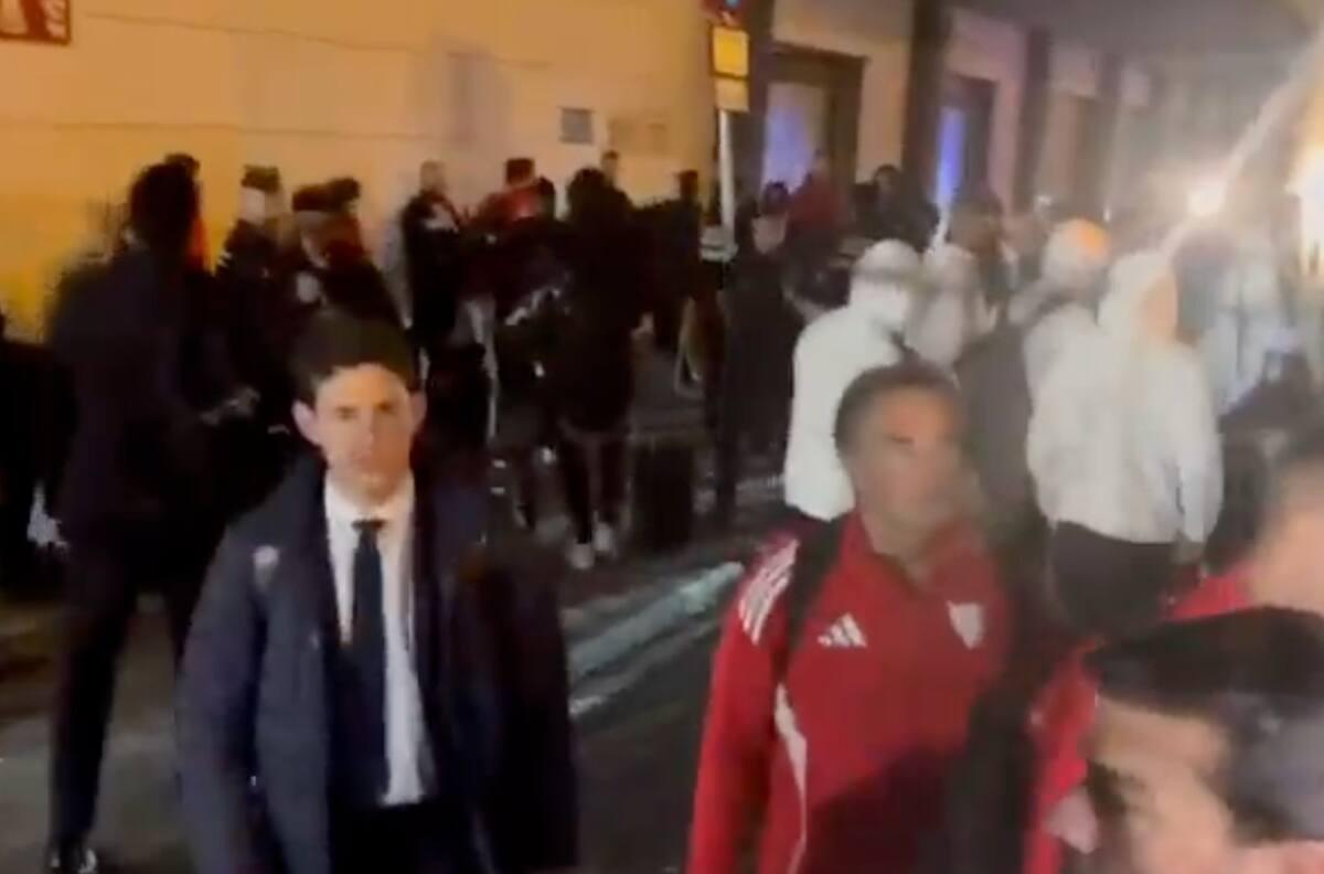 VIDEO | Tensión extrema en el Sevilla de Alexis Sánchez y Gabriel Suazo: “Vergüenza”, “mira a la cara”