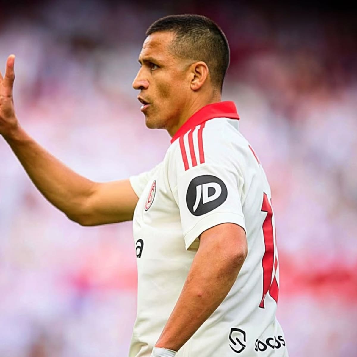 Se aleja cada vez más de la U: Alexis Sánchez debe aceptar dos condiciones para seguir en el Sevilla