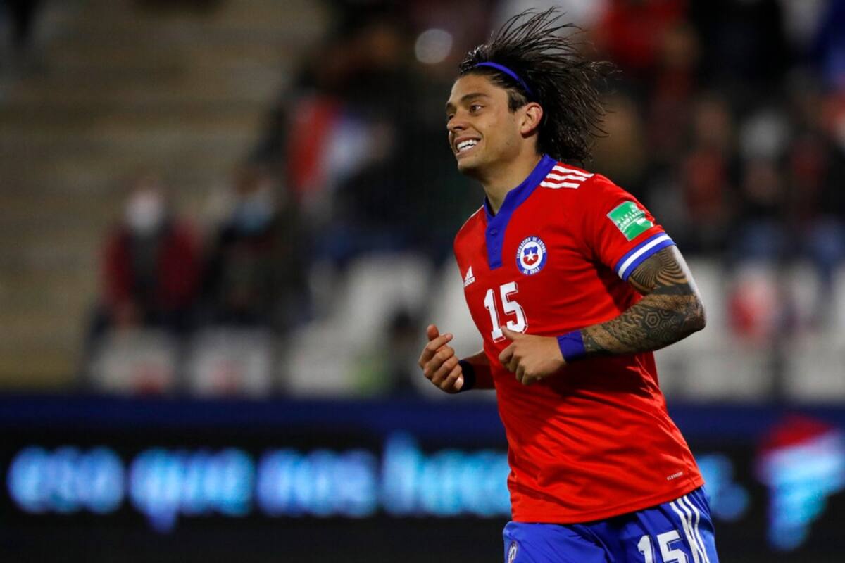 Joaquín Montecinos defendiendo a La Roja. Foto: Agencia Aton