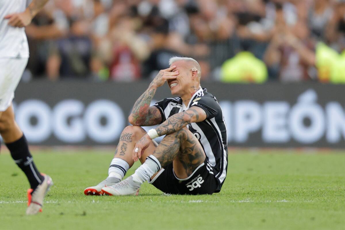 Eduardo Vargas "se fue en mala" del Atlético Mineiro.