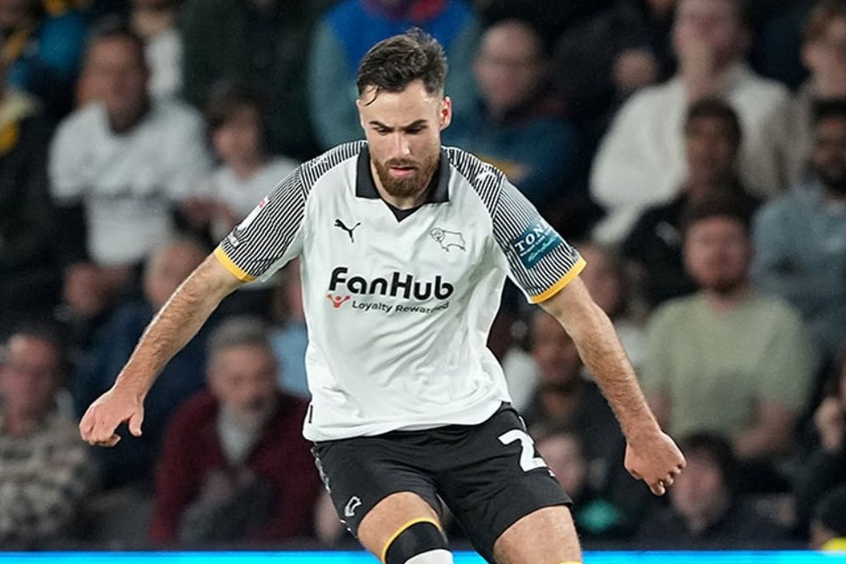 Ben Brereton no levanta cabeza en Inglaterra y alarga su sequía goleadora. Foto: Instagram @dcfcofficial