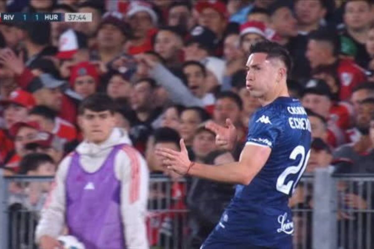 Rodrigo Echeverría anotó para Huracán ante River Plate.