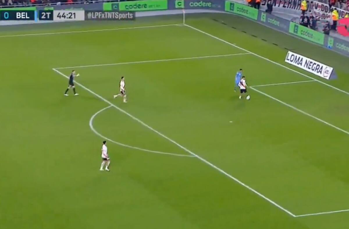 Paulo Díaz y su salida desde el fondo.
