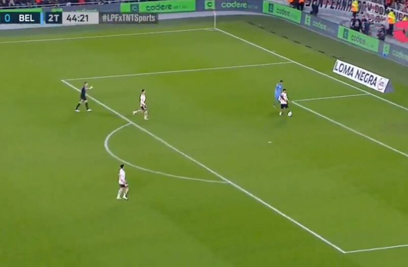 Paulo Díaz y su salida desde el fondo.