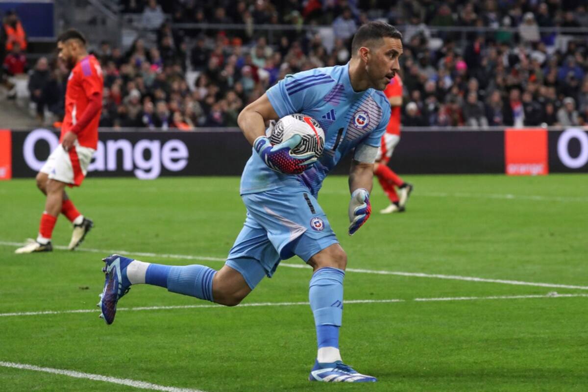 Claudio Bravo defendiendo a la Selección Chilena. Foto: Agencia Aton.