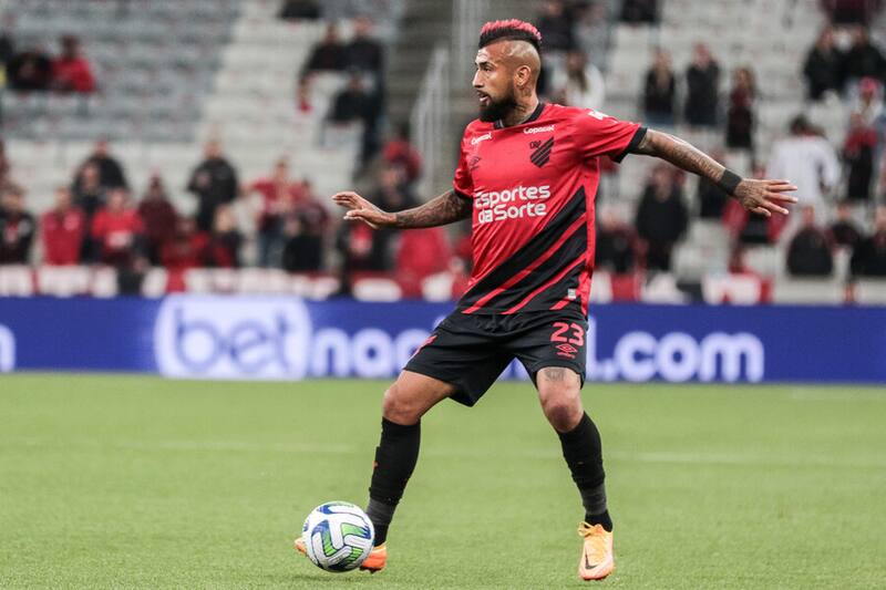 Prensa brasileña aprobó debut de Arturo Vidal en el Athletico Paranaense. Foto: Aton.