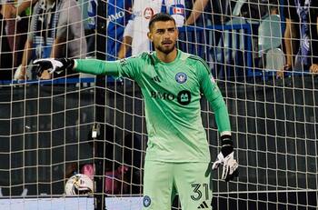 11 atajadas, un penal y figura del partido: así fue el impresionante debut de Thomas Gillier en Montréal