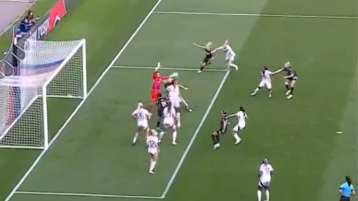 Tiane Endler y su desafortunado autogol en semifinales de Champions League